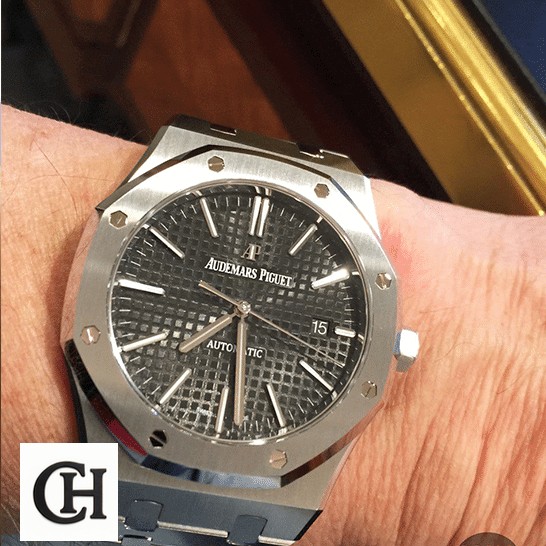 Audemars Piguet Royal Oak 15400ST.OO_.1220ST.04 Gray on the man wristh