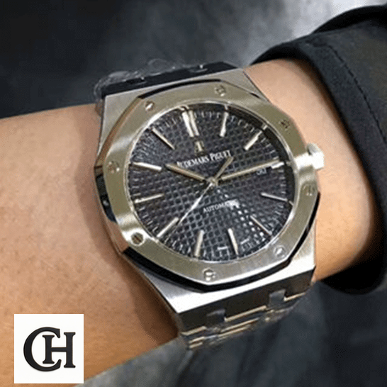 Audemars Piguet 15400ST.OO_.1220ST.04 Selfwinding Gray on the man wristh