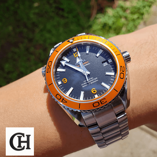 Omega Seamaster Diver Steel 210.30.42.20.06.001 Edition omega seamaster planet ocean 232.30.42.21.01.002 hand Omega Seamaster Planet Gri Kadran Turuncu Bezel Replika bilekte