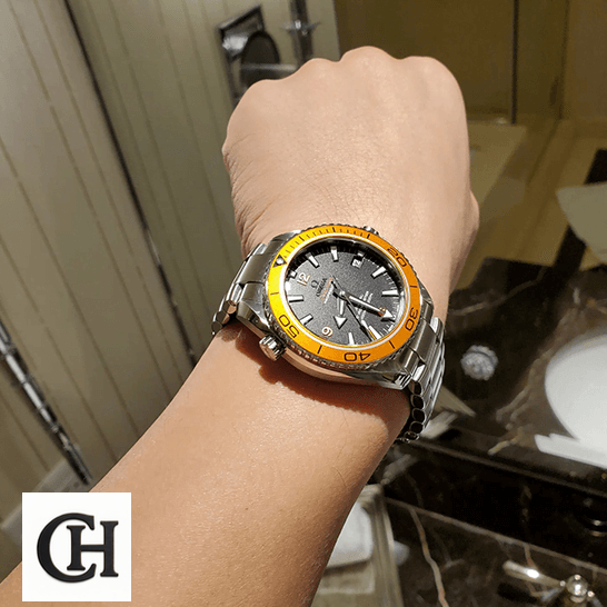 Omega Seamaster Diver Steel 210.30.42.20.06.001 Edition omega seamaster planet ocean 232.30.42.21.01.002 wrist Omega Seamaster Gri Kadran Turuncu Bezel Replika bilekte