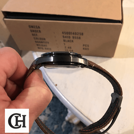 Omega Speedmaster Moonwatch 311.92.44.51.01.006 True omega speedmaster 311.92.44.51 leftside Omega Speedmaster 311.92.44.51 Leather Bracelet side view on the hand