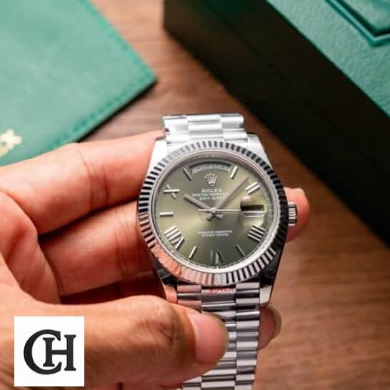 Rolex Day-Date 228239-0033 Rolex Day-date green dial roman on the hand with