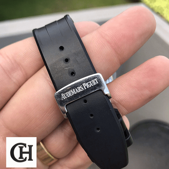 Audemars Piguet Royal Oak Offshore 25940SK.OO.D002CA.03 Master audemarspiguet royaloakoffshore 25940SK.OO.D002CA.03 clasp Audemars Piguet Royal Oak Black Rubber Bracelet on the hand