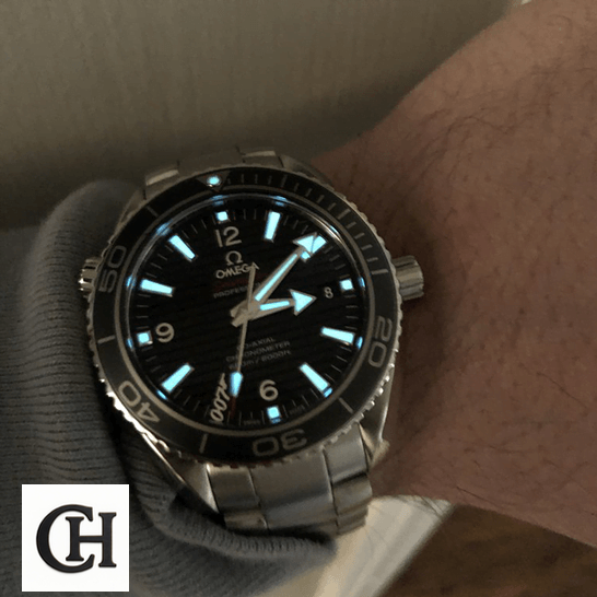 Omega Seamaster Planet Ocean 232.30.42.21.01.004 "James Bond" Authentic omega seamaster planet ocean 232.30.42.21.01.004 luminance Omega Seamaster Planet Ocean Black Dial phosphor dial on the wrist