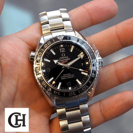 Omega Seamaster Planet Ocean Co-Axial 232.30.44.22.01.001 Omega Seamaster 232.30.44.22.01.001 GMT Black Bezel on the hand