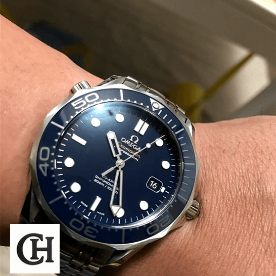 Omega Seamaster Diver Co-Axial Master Chronometer 212.30.41.20.03.001 High-End Omega Seamaster Blue Dial Stainless Steel Bracelet on the wrist