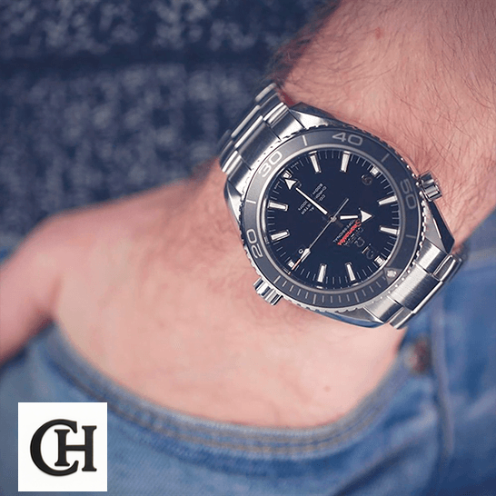 Omega Seamaster Planet Ocean 232.30.42.21.01.001 Black Dial Super Accurate omega seamaster planet ocean steel 232 30 42 21 01 001 black dial hand Omega Seamaster Planet Ocean Steel Black Dial on the man wrist