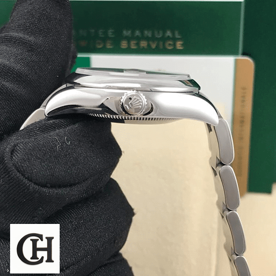 Rolex Datejust 178240 Steel Smooth Bezel Perfect Edition Rolex Datejust 178240 S.Steel Case & Crown Pusher on his hands