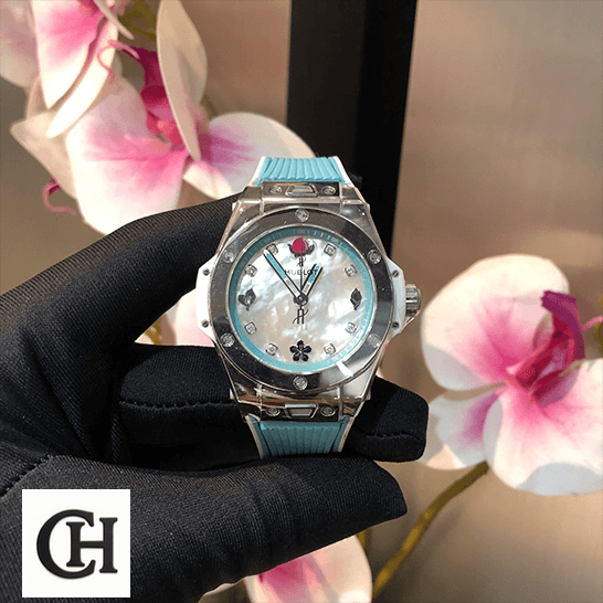 Hublot Big Bang One Click Chen Man 465.SE.6070.RW.CHM17 hublot big bang one click chen man 465 SE 6070 RW CHM17 front two Hublot Big Bang White Dial 465_SE_6070_RW_CHM17 on the hand