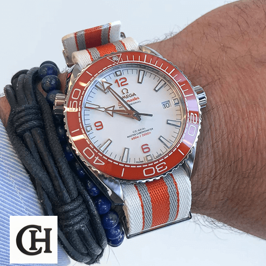 Omega Seamaster Orange 215.32.44.21.04.001 next to the bracelet