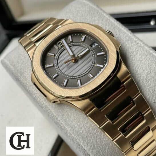 Patek Philippe Nautilus 7011/1R "Rose Gold" Exact Duplicate Quality patek 7011 1r 010 5 Patek Philippe 7011-1r-010 Black Dial Gold Bracelet on the stand