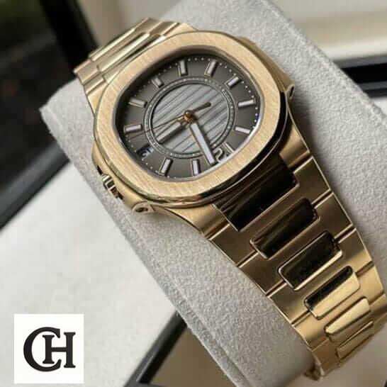 Patek Philippe Nautilus 7011/1R "Rose Gold" Exact Duplicate Quality patek 7011 1r 010 Patek Philippe Black Dial Gold Bracelet in the stand