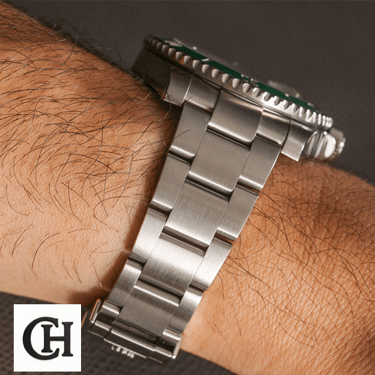 Rolex Submariner Date 116610LV Rolex Submariner Hulk 116610LV S.Steel Oyster Bracelet on his arm