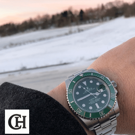 Rolex Submariner Date 116610LV Rolex Submariner Hulk 116610LV Green Bezel S.Steel Oyster on his arm