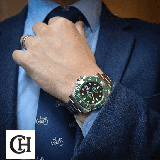 Rolex Submariner Date 116610LV Rolex Submariner Hulk 116610LV Green Bezel on his arm