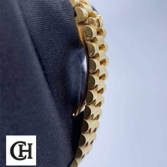 Rolex Datejust "Ivory Dial" 228239 High-End qw1 Rolex Day-Date 40 228239 on the Rolex logo Gold Oyster Bracelet Left Side