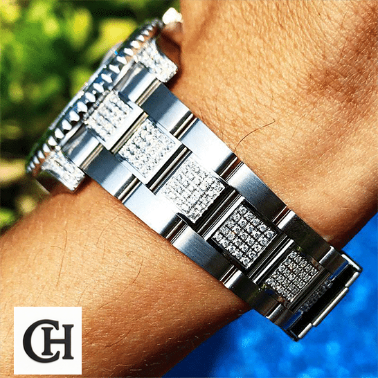 Rolex Submariner 116610LV Rolex Submariner Hulk 116610LV Diamond Bracelet Iced Out on his arm