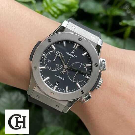 Hublot Classic Fusion 521.NX.7071.LR "Racing Grey" First-Class hublot leather strap 2 Hublot Classic Fusion Black Dial Steel Bezel on the man wrist
