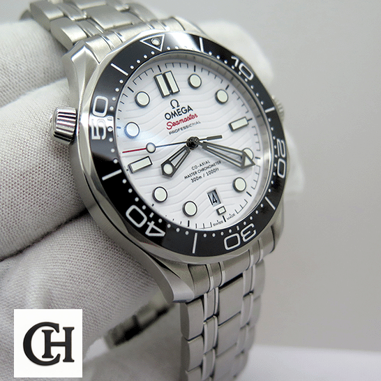 Omega Seamaster Diver 210.30.42.20.03.001 Perfect omega seamaster diver steel 210.30.42.20.04.001 white Omega Seamaster Diver Steel 210.30.42.20.04.001 Black Bezel on the hand