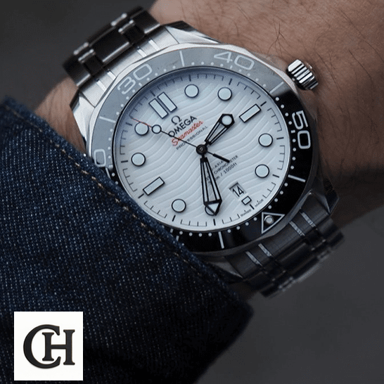 Omega Seamaster Diver 210.30.42.20.03.001 Perfect omega seamaster diver steel 210.30.42.20.04.001 white Omega210.30.42.20.04.001 Seamaster Diver Steel White Dial on the hand