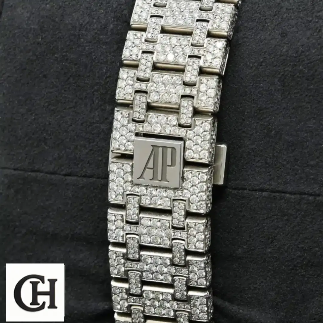 AP Royal Oak 15500ST.OO.1220ST.04 Bracelet is jewel set and has the AP logo on it