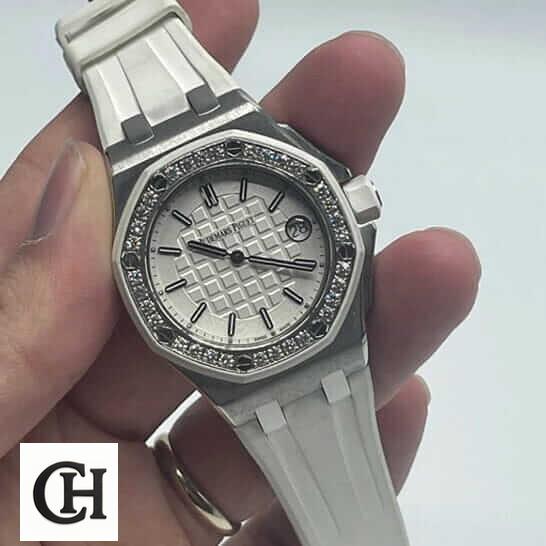 Audemars Piguet Royal Oak 67540SK.ZZ.A010CA.01 AP Royal Oak White Rubber Bracelet & Dial on the hand
