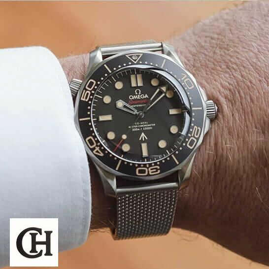 Omega Seamaster Diver 210.90.42.20.01.001 007 Edition Collector’s omega seamaster 300 1 Omega Seamaster 300 Black Dial on the man wrist