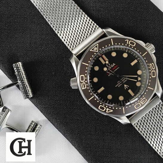 Omega Seamaster Diver 210.90.42.20.01.001 007 Edition Collector’s omega seamaster 300 2 Omega Seamaster Black Bezel & Dial on the black fabric