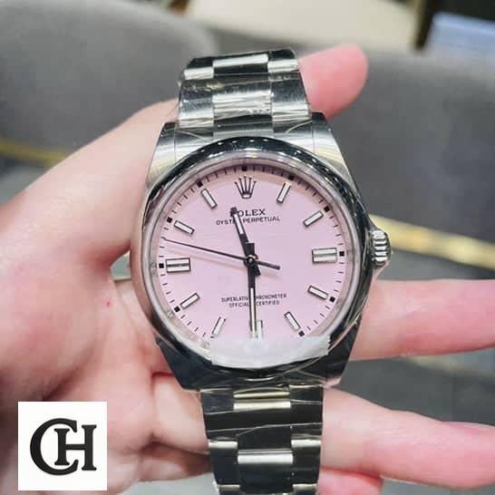 Rolex Milgauss Oyster Perpetual 124300 "Candy Pink" Collector’s rolex oyster perpetual 126000 2 Rolex Oyster Perpetual 124300 Oyster on his hand
