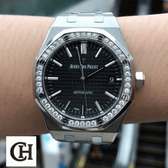 Audemars Piguet Royal Oak 15451ST "Diamond Bezel Silver Dial" Ultra Fine audemars piguet royal oak selfwinding 15451ST ZZ 1256ST 01 A hand 1 AP Royal Oak Black Dial Diamond Bezel Stainless Steel on the wrist